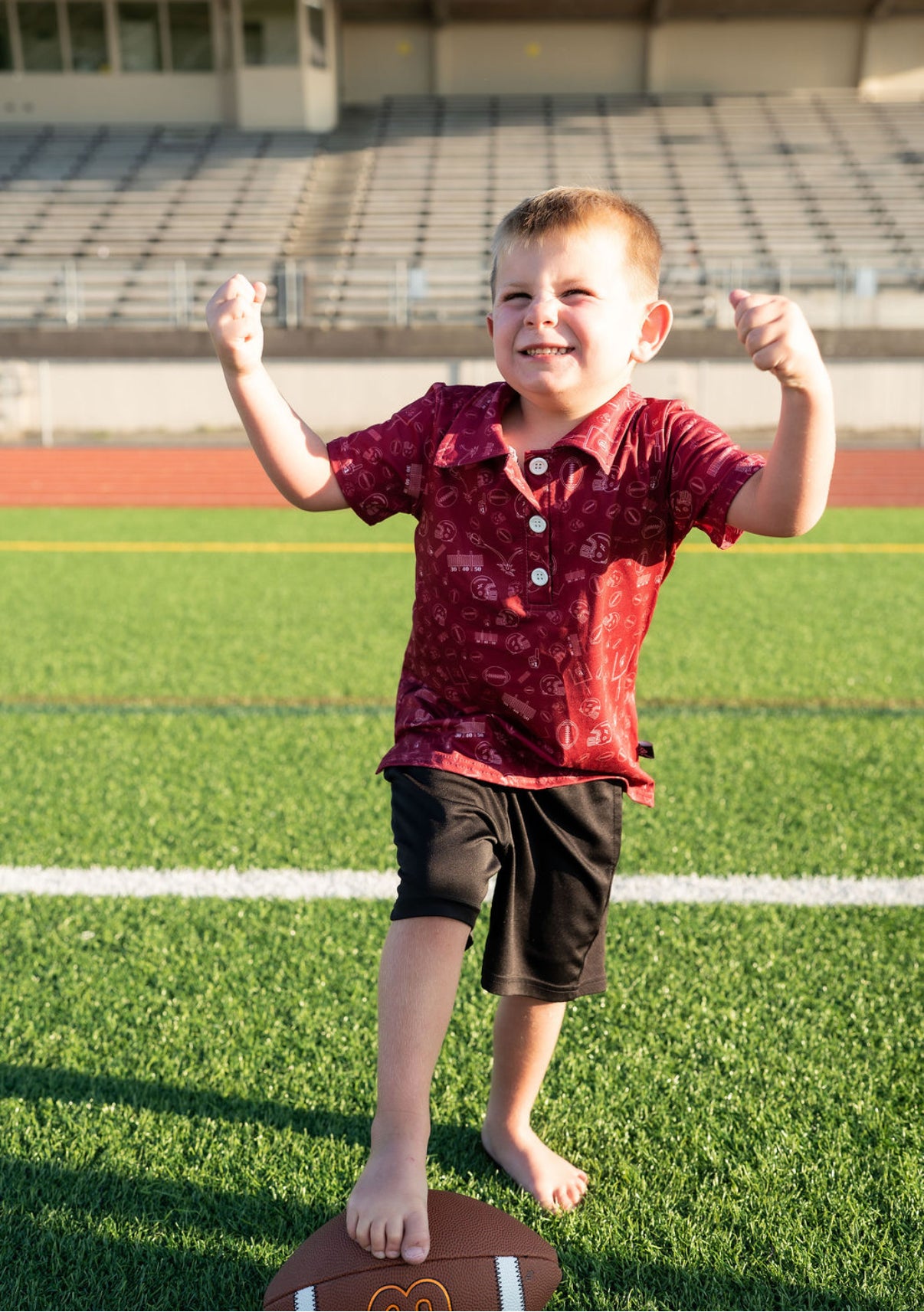 ๐ Details:
Maroon polo with tonal football doodle print (helmets, fields, foam fingers & more!)
Lightweight, breathable performance fabric
Classic collar with 3-button placket
Unisex fit โ great for toddlers and kids alike
Sizes 2Tโ7/8