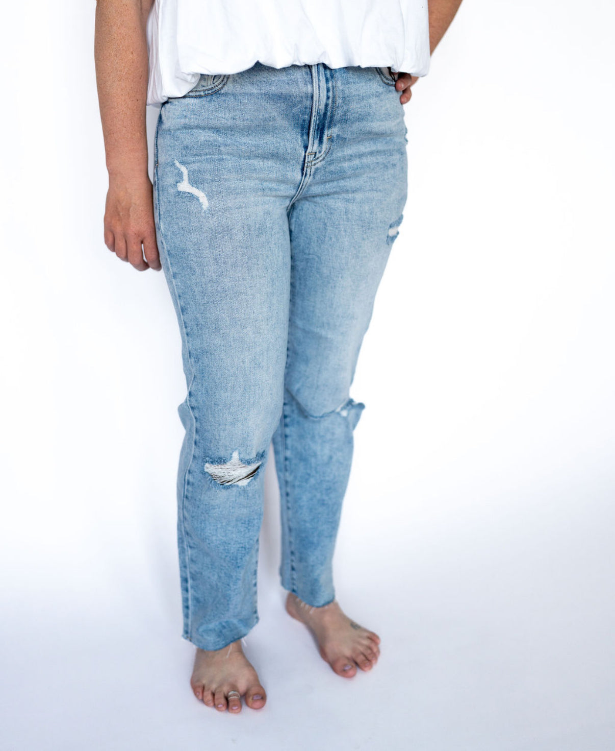 Meet your new go-to denim: the Tracey Jeans. These high-rise, straight-leg jeans bring effortless cool to your everyday look. With a light wash and just the right amount of distressing, they strike that perfect balance between laid-back and put-together. Think weekend errands, casual coffee dates, or chasing the kiddos in style.
Details:
High-rise fit for a flattering waistline
Classic straight leg
Light wash with distressing on knees and pockets
Functional front and back pockets
Raw hem for a touch