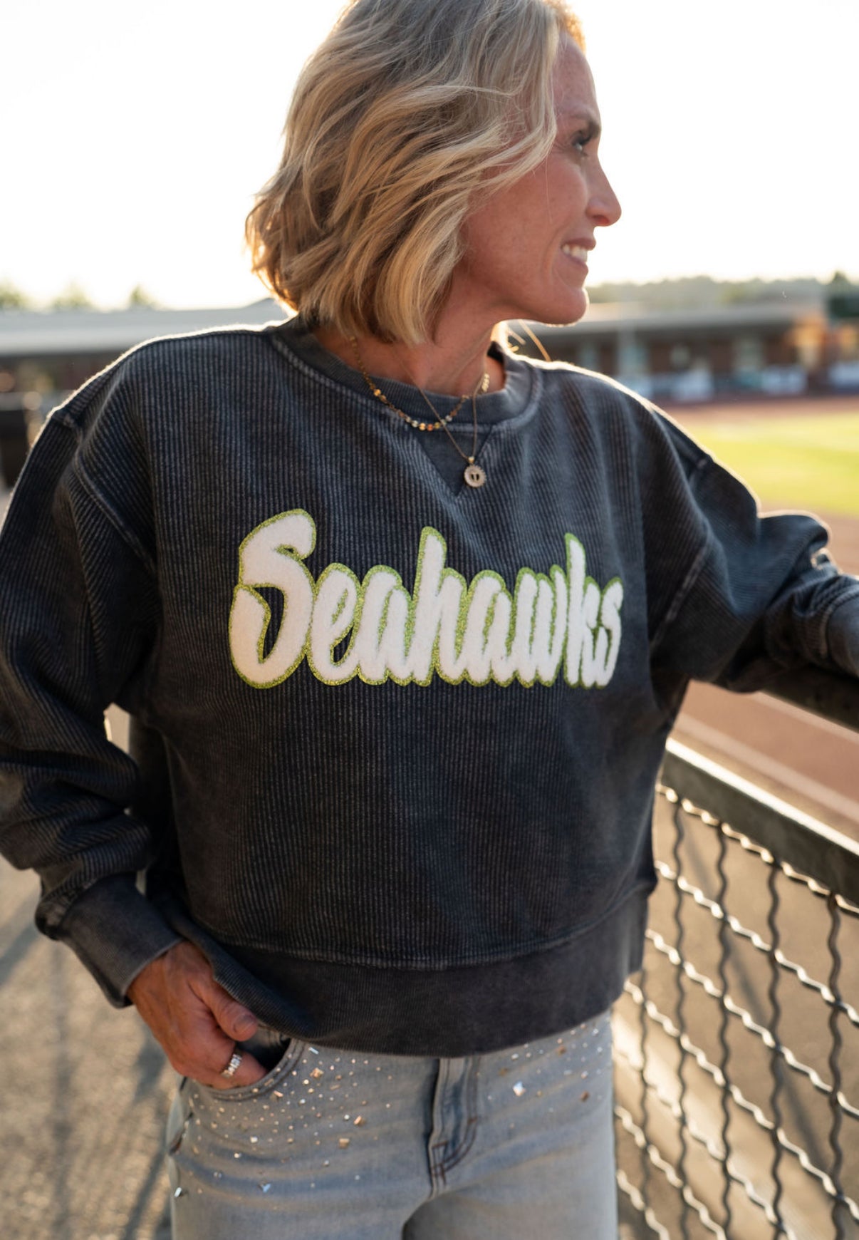 Game day just got a major glow-up. This washed corded crew is the ultimate blend of cozy comfort and bold fan energy, with a textured vintage look and standout chenille Seahawks patch that says, "Yes, I'm here for the football and the fashion."
🟢 Details:
Mineral-washed charcoal corded fabric with soft fleece feel
Oversized white & lime green chenille Seahawks patch
Drop-shoulder fit with ribbed neckline, cuffs & hem
Relaxed, slightly oversized fit
Available in Women’s sizes S–XL