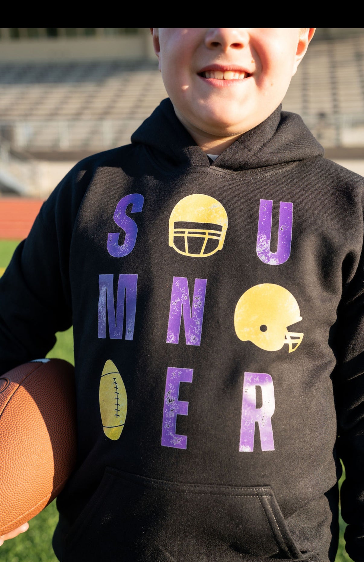 Details:
Black sweatshirt with purple + gold distressed-style graphic
Features helmets, football, and lettered "SUMNER" design
Soft fleece-lined interior for ultimate coziness
Ribbed cuffs and waistband for a comfy fit
Available in Toddler & Youth sizes