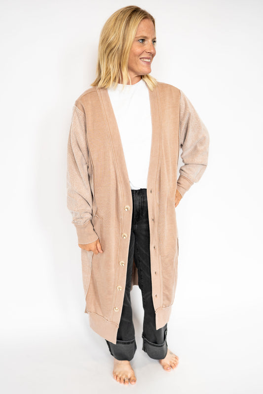 Desi Sweatshirt Cardigan – Taupe
Cozy meets chic in the Desi Sweatshirt Cardigan, now in a versatile taupe shade. With its longline fit and sweatshirt-inspired details, this cardigan is the perfect layering piece for effortless everyday style.
Neutral taupe body with textured contrasting sleeves
Longline fit with front button closure
Functional front pockets for all the essentials
Soft + comfy sweatshirt material for everyday wear
Relaxed fit – easy to style up or down
Available in XS or One Size
