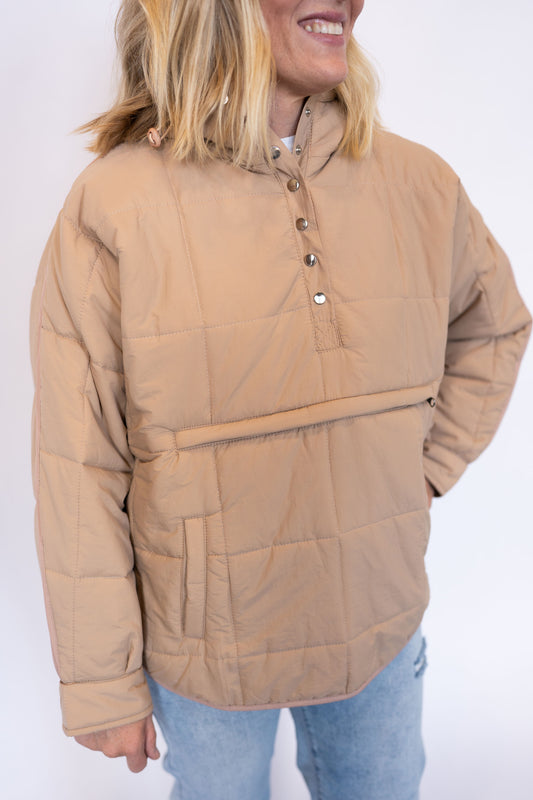 Neutral tan quilted design
Pullover style with silver snap-button neckline
Hooded for extra warmth
Oversized front kangaroo pocket + side pockets
Relaxed, easy fit for all-day comfort