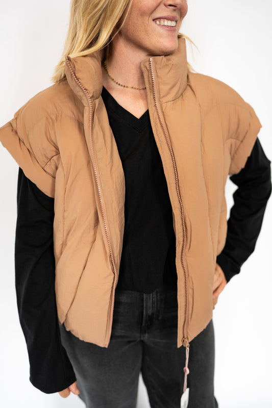 Warm umber quilted puffer style
Lightweight yet warm – ideal for layering
Sleeveless design with cuffed shoulders for a modern look
Full front zipper closure for easy wear
High collar to keep you cozy
Available in sizes XS-XXL