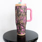 Signature Simply Southern pink camo print
Durable stainless-steel design
Built-in handle for easy carrying
Flip-top lid with reusable straw
Keeps drinks cold or hot for hours
40 oz capacity (because hydration is cute)
