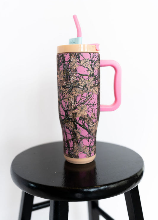 Signature Simply Southern pink camo print
Durable stainless-steel design
Built-in handle for easy carrying
Flip-top lid with reusable straw
Keeps drinks cold or hot for hours
40 oz capacity (because hydration is cute)
