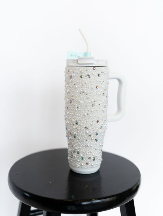Fully embellished with pearls and rhinestones
Handle for easy carrying
Flip-top lid with reusable straw
Double-wall insulation keeps drinks hot or cold for hours
40 oz capacity
Fits most car cup holders