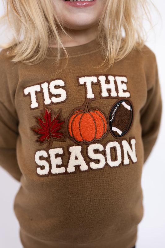 Brown crewneck with white “’TIS THE SEASON” lettering
Chenille patch accents: red maple leaf, orange pumpkin, brown football
Soft + cozy fabric perfect for cooler weather
Unisex fit, easy to style with jeans or leggings
Sizes: Toddler – Youth