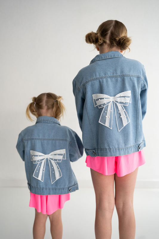 Soft, durable denim, Chic white bow detail for a touch of sweetness, Trendy "boyfriend" fit for a stylish, relaxed look, 
