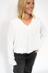 Lightweight + breathable fabric
Relaxed fit with a touch of shape at the waist
Bubble hemline for a modern twist
Flattering v-neck cut – perfect for layering or styling solo
Available in sizes S–XL