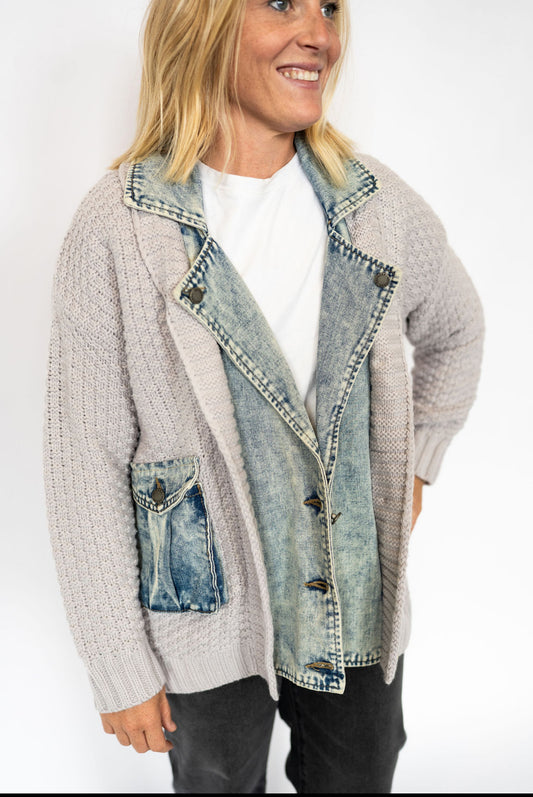 Mixed media design: knit cardigan + denim jacket front
Functional denim button closure
Front denim pockets with button flap detail
Relaxed fit for layering ease
Neutral knit tone pairs effortlessly with everything
Women’s sizes S–L