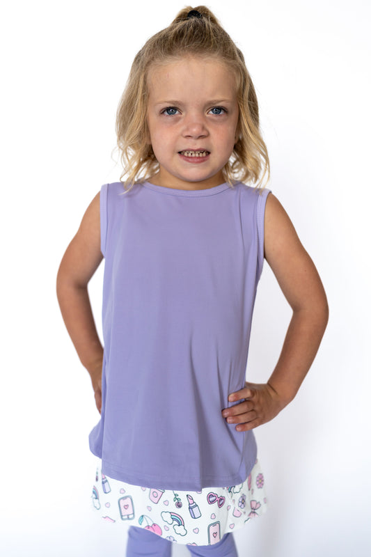 Soft and breathable fabric
Sleeveless cut with a relaxed fit
Overlapping tulip-style back hem
Color: Light purple
Pairs perfectly with our printed skirts or leggings
